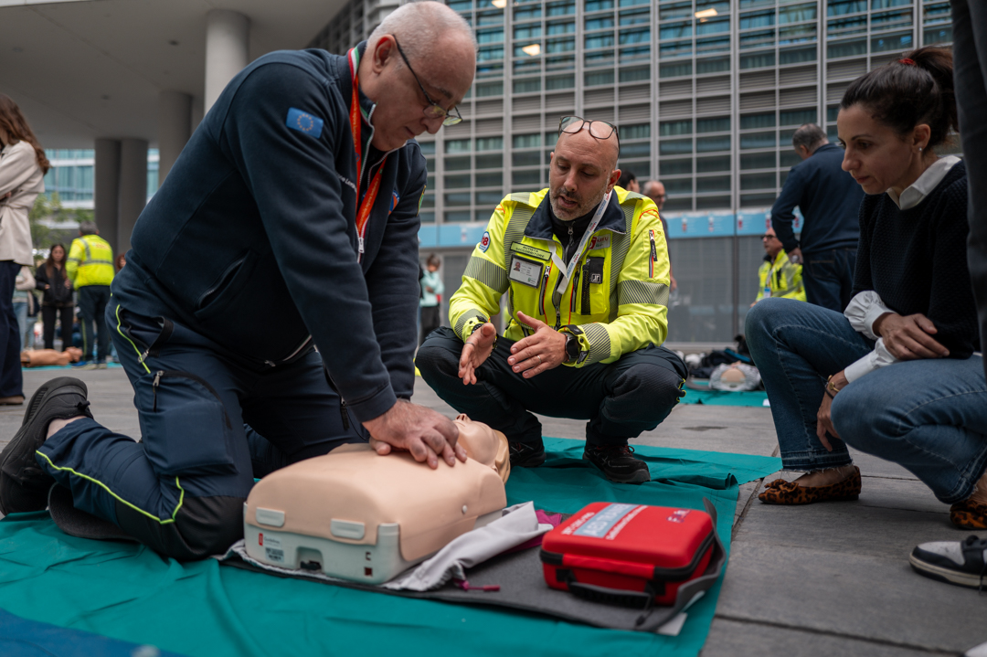 Piazza Città di Lombardia nel corso dell’evento di formazione organizzato da Areu e dedicato ai dipendenti regionali per la rianimazione: in foto un operatore mentre esegue la manovra salva-vita