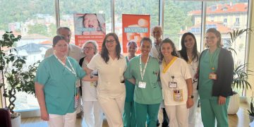 Infermieri e medici dell'Ospedale Valduce di Como dove sono arrivati, in soli sei giorni 33 neonati, 16 dei quali concentrati nelle ultime 48 ore