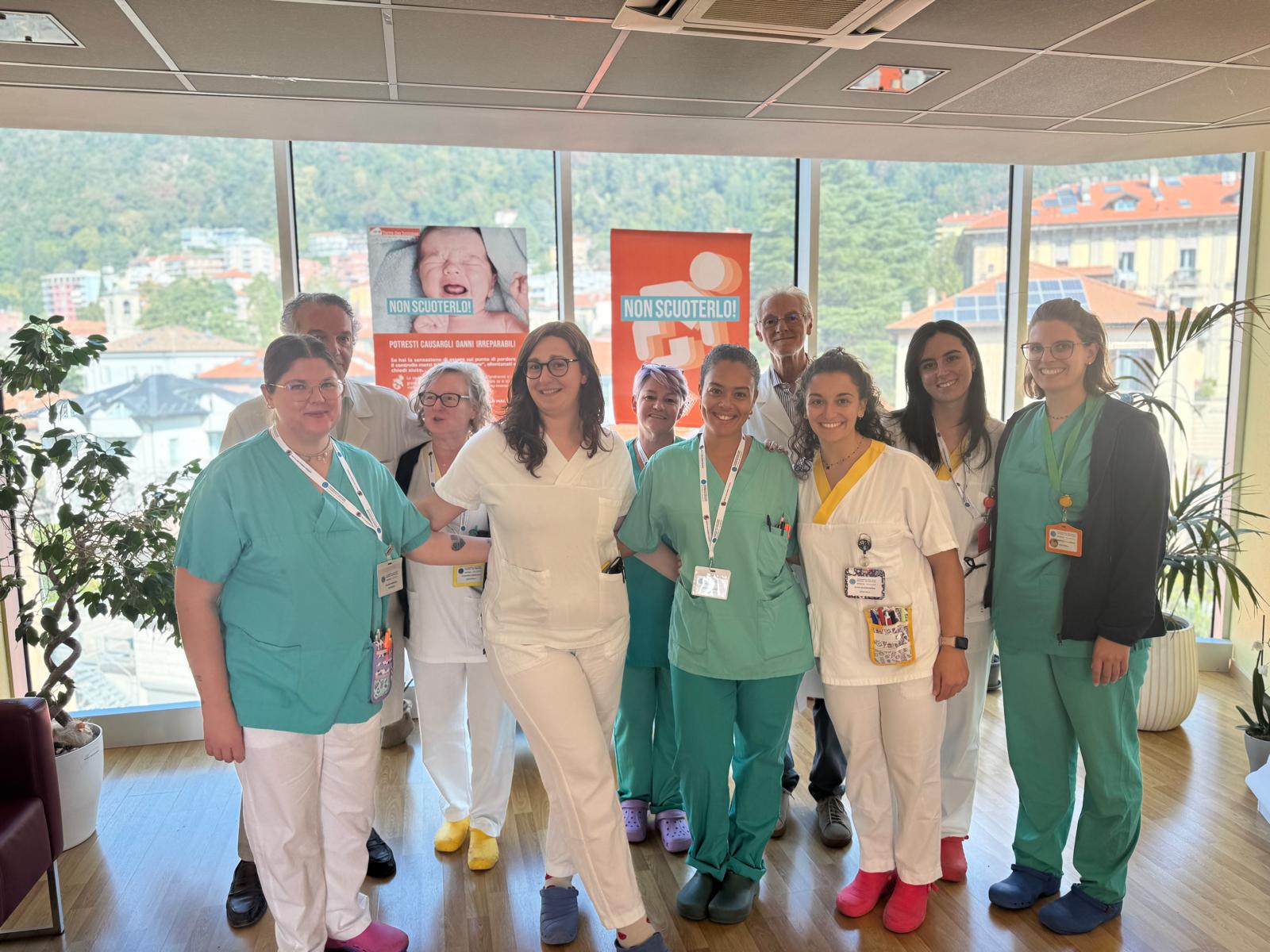 Infermieri e medici dell'Ospedale Valduce di Como dove sono arrivati, in soli sei giorni 33 neonati, 16 dei quali concentrati nelle ultime 48 ore