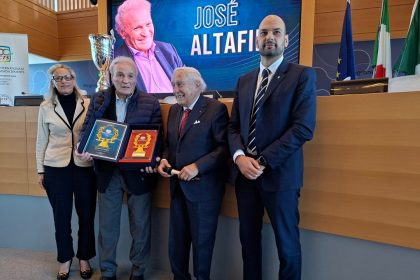 L’ex calciatore José Altafini ha ricevuto la Guirlande d’Honneur in occasione della presentazione dell’International Ficts Fest Sport Movies & Tv 2026