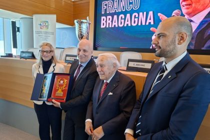 Il telecronista sportivo Franco Bragagna ha ricevuto la Guirlande d’Honneur in occasione della presentazione dell’International Ficts Fest Sport Movies & Tv 2026