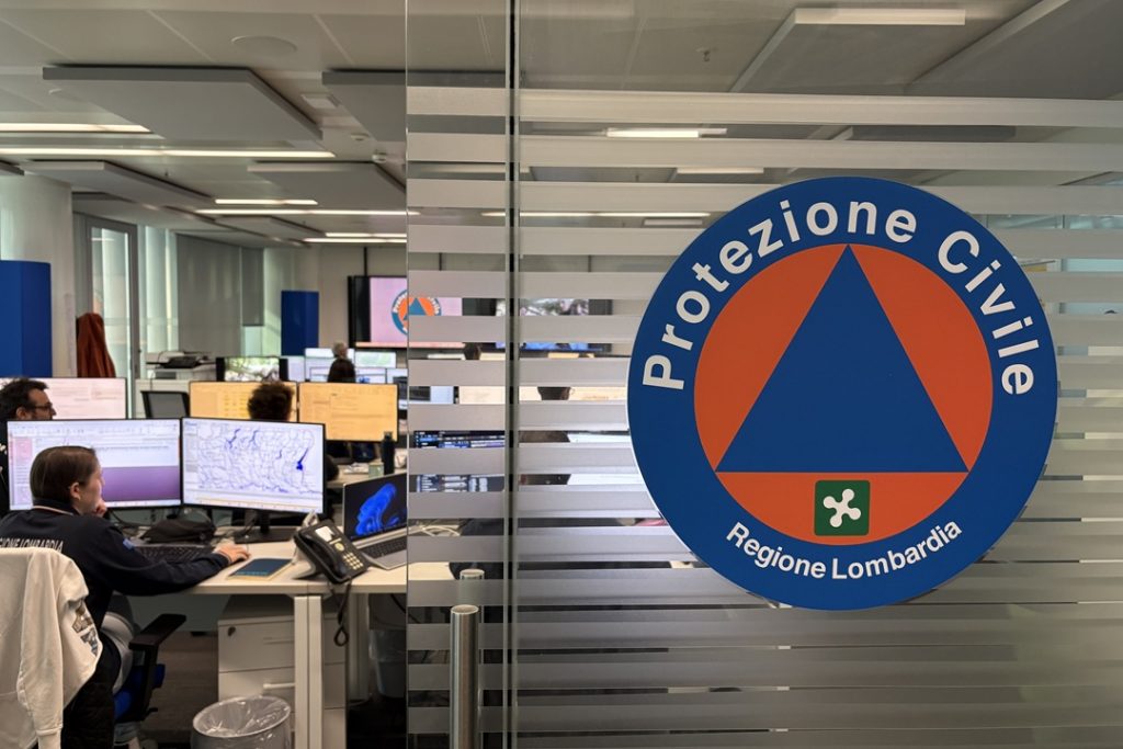 La targa dedicata a Domenico De Vita nella sala di backup del sesto piano di Palazzo Lombardia: in foto la sala operativa di protezione civile