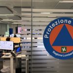 La targa dedicata a Domenico De Vita nella sala di backup del sesto piano di Palazzo Lombardia: in foto la sala operativa di protezione civile