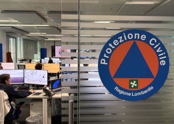 La targa dedicata a Domenico De Vita nella sala di backup del sesto piano di Palazzo Lombardia: in foto la sala operativa di protezione civile