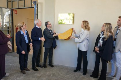 Inaugurate dall'assessore regionale Guido Bertolaso le Case di Comunità e la nuova Casa degli Adolescenti (in foto lo svelamento della targa) del distretto di Bergamo.