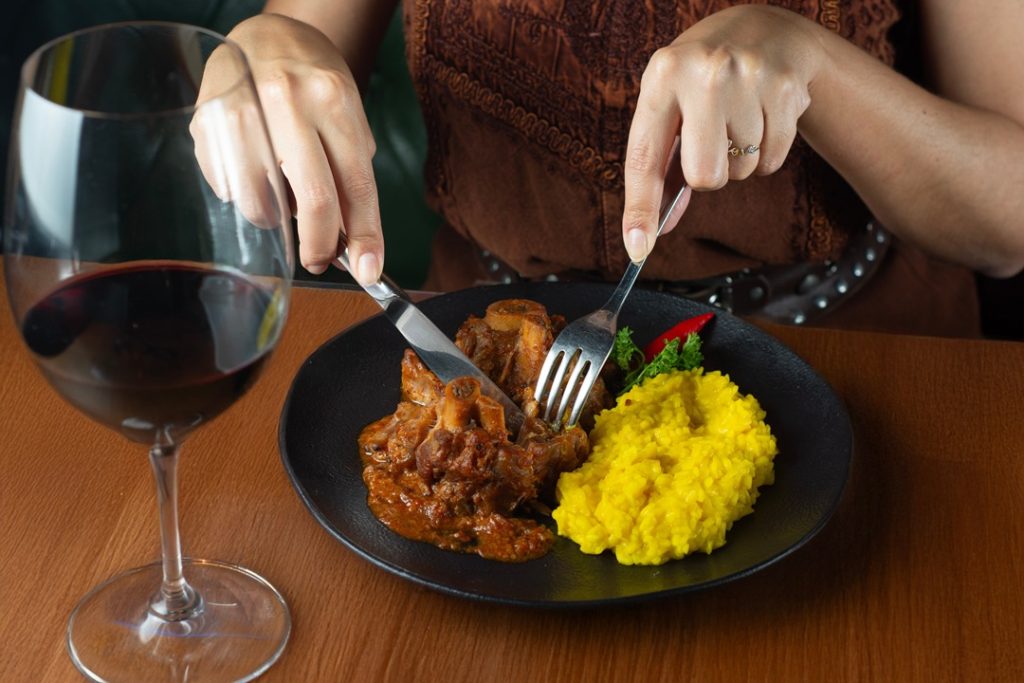L'assessore regionale Debora Massari ha partecipato alla premiazione dei ristoranti vincitori di TheFork Awards 2026. In foto un piatto di risotto alla milanese con ossobuco