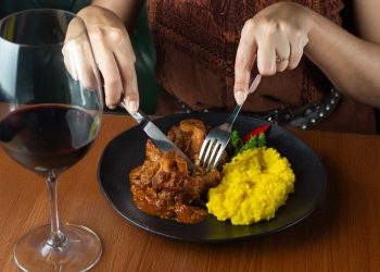 L'assessore regionale Debora Massari ha partecipato alla premiazione dei ristoranti vincitori di TheFork Awards 2026. In foto un piatto di risotto alla milanese con ossobuco
