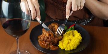 L'assessore regionale Debora Massari ha partecipato alla premiazione dei ristoranti vincitori di TheFork Awards 2026. In foto un piatto di risotto alla milanese con ossobuco