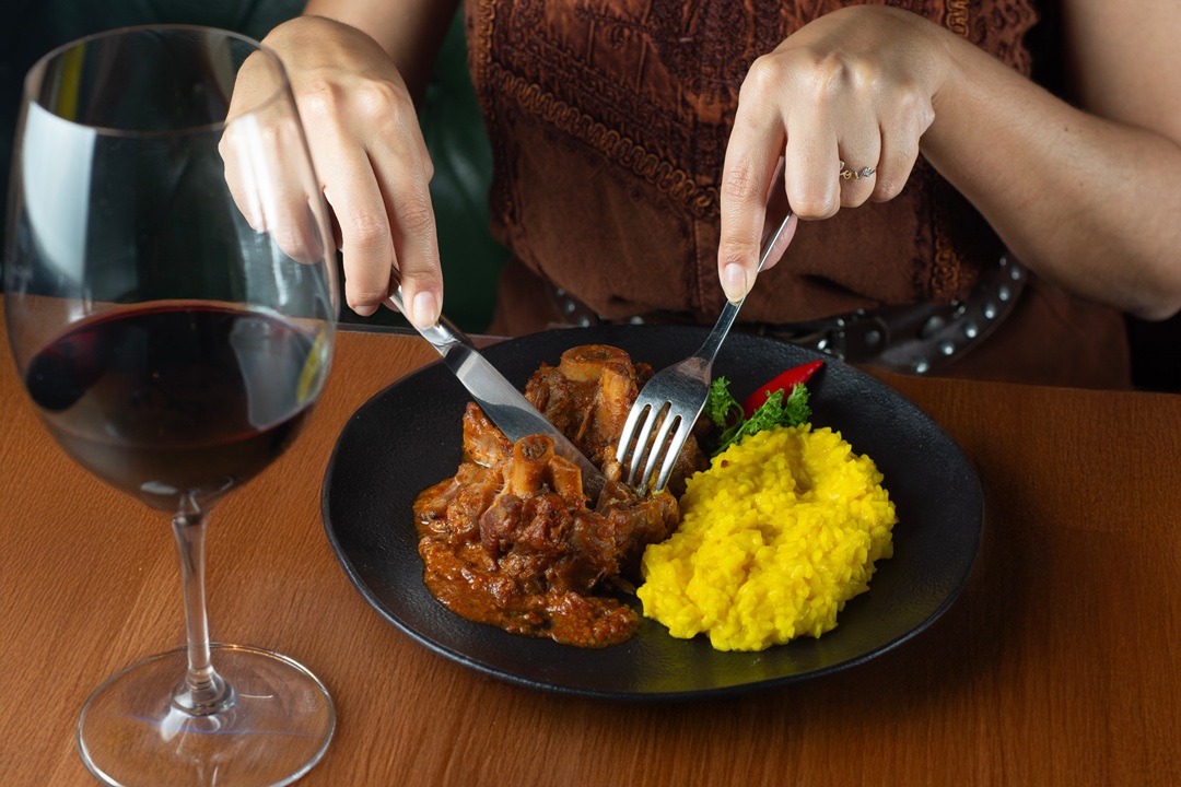 L'assessore regionale Debora Massari ha partecipato alla premiazione dei ristoranti vincitori di TheFork Awards 2026. In foto un piatto di risotto alla milanese con ossobuco