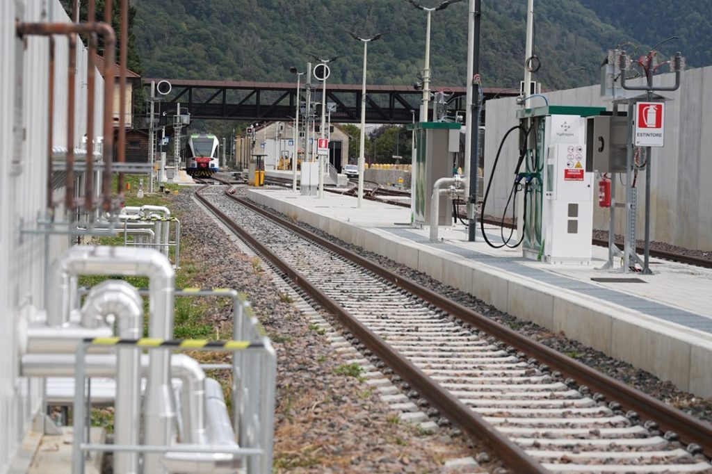 Visita del presidente Fontana e assessore Lucente all'impianto produzione e distribuzione di idrogeno a Edolo. Nella foto, l'impianto e in secondo piano un treno