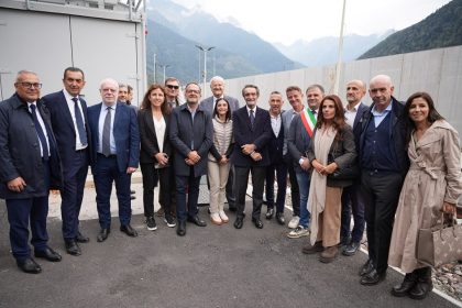 Foto di gruppo dei presenti durante la visita all'impianto idrogeno a Edolo