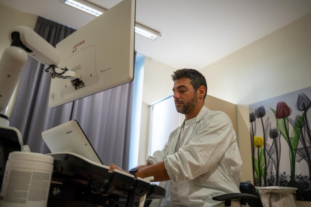 Tumore al seno, un operatore mentre consulta la macchina predisposta. Immagine utilizzata per pezzo Fatebenefratelli