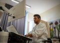 Tumore al seno, un operatore mentre consulta la macchina predisposta. Immagine utilizzata per pezzo Fatebenefratelli