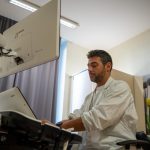Tumore al seno, un operatore mentre consulta la macchina predisposta. Immagine utilizzata per pezzo Fatebenefratelli