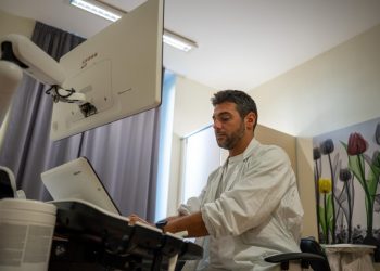 Tumore al seno, un operatore mentre consulta la macchina predisposta. Immagine utilizzata per pezzo Fatebenefratelli