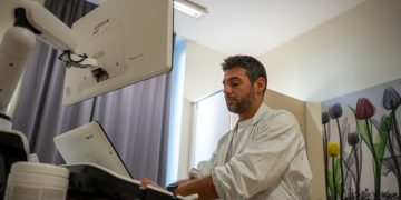 Tumore al seno, un operatore mentre consulta la macchina predisposta. Immagine utilizzata per pezzo Fatebenefratelli