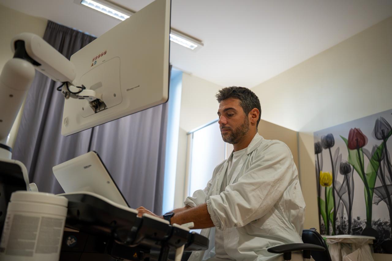 Tumore al seno, un operatore mentre consulta la macchina predisposta. Immagine utilizzata per pezzo Fatebenefratelli