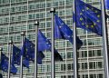 foto generica delle bandiere davanti a sede della commissione ue per dare idea del confronto a Bruxelles tra presidente Fontana e presidente del comitato europeo delle regioni