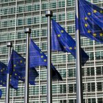 foto generica delle bandiere davanti a sede della commissione ue per dare idea del confronto a Bruxelles tra presidente Fontana e presidente del comitato europeo delle regioni
