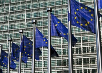 foto generica delle bandiere davanti a sede della commissione ue per dare idea del confronto a Bruxelles tra presidente Fontana e presidente del comitato europeo delle regioni
