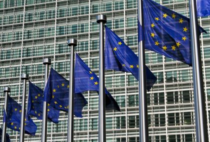 foto generica delle bandiere davanti a sede della commissione ue per dare idea del confronto a Bruxelles tra presidente Fontana e presidente del comitato europeo delle regioni