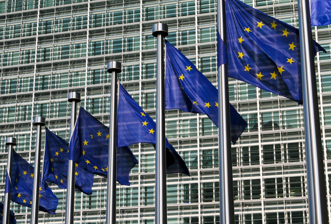 foto generica delle bandiere davanti a sede della commissione ue per dare idea del confronto a Bruxelles tra presidente Fontana e presidente del comitato europeo delle regioni