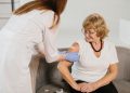 immagine di una signora che si vaccina per dare l'idea della campagna di vaccinazione antinfluenzale 2026 in Lombardia