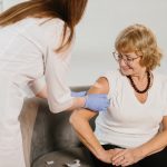 immagine di una signora che si vaccina per dare l'idea della campagna vaccinale 2026 in Lombardia
