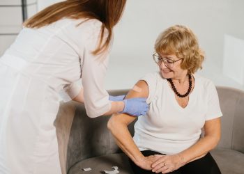 immagine di una signora che si vaccina per dare l'idea della campagna di vaccinazione antinfluenzale 2026 in Lombardia
