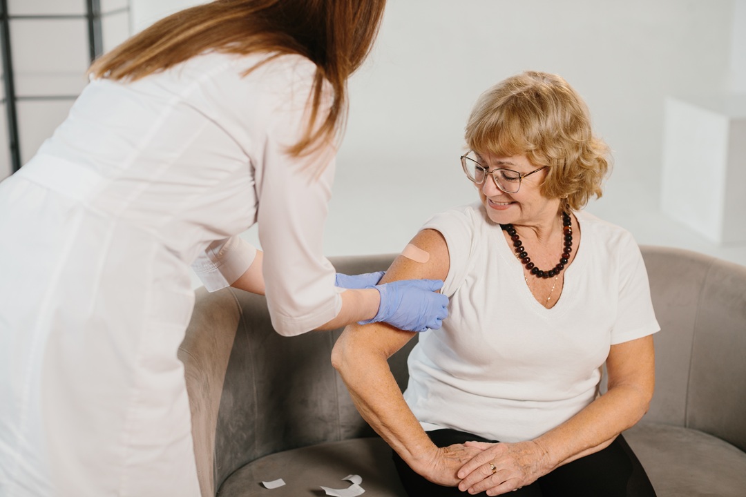 immagine di una signora che si vaccina per dare l'idea della campagna di vaccinazione antinfluenzale 2026 in Lombardia