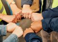 immagine simbolica di mani in cerchio per dare l'idea della cooperazione internazionale e dei progetti umanitari a Gaza finanziati da Regione Lombardia