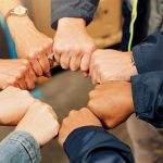 immagine simbolica di mani in cerchio per dare l'idea della cooperazione internazionale e dei progetti umanitari a Gaza finanziati da Regione Lombardia