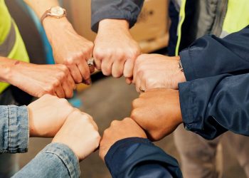 immagine simbolica di mani in cerchio per dare l'idea della cooperazione internazionale e dei progetti umanitari a Gaza finanziati da Regione Lombardia