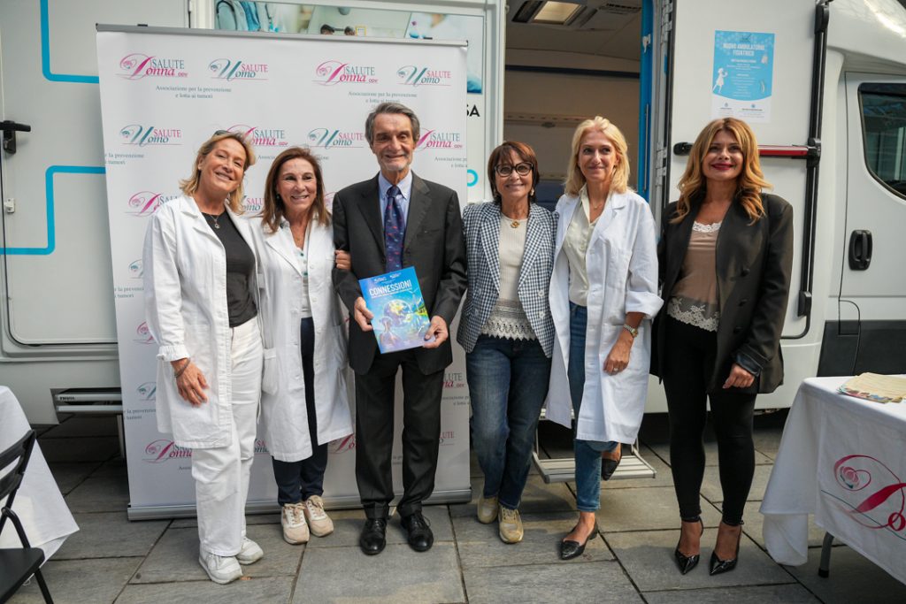 Il presidente della Regione Lombardia Attilio Fontana con il camper di Salute Donna per Ottobre Rosa