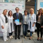 Il presidente della Regione Lombardia Attilio Fontana con il camper di Salute Donna per Ottobre Rosa