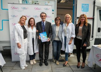 Il presidente della Regione Lombardia Attilio Fontana con il camper di Salute Donna per Ottobre Rosa