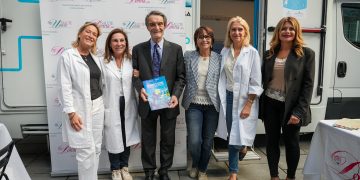 Il presidente della Regione Lombardia Attilio Fontana con il camper di Salute Donna per Ottobre Rosa