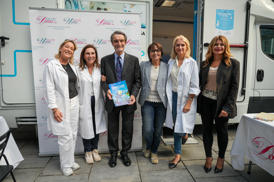 Il presidente della Regione Lombardia Attilio Fontana con il camper di Salute Donna per Ottobre Rosa