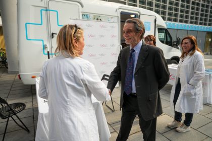 Il presidente Fontana visita nella piazza della Regione il camper di Salute Donna