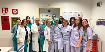 Il team di medici e infermieri degli Spedali civili di Brescia dove il 30 settembre sono nati 21 bambini.