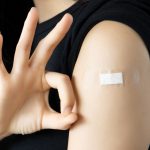 Vaccinazione antinfluenzale, la foto una donna dopo aver fatto il vaccino, con il cerotto e con la mano fa segno di 'ok'. Foto utilizzata per pezzo vaccinazioni antinfluenzali milione 2026