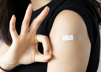 Vaccinazione antinfluenzale, la foto una donna dopo aver fatto il vaccino, con il cerotto e con la mano fa segno di 'ok'. Foto utilizzata per pezzo vaccinazioni antinfluenzali milione 2026