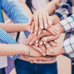 immagine generica di mani unite per dare idea di progetti umanitari per cristiani perseguitati