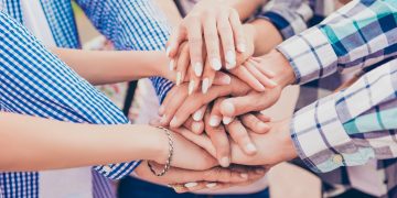 immagine generica di mani unite per dare idea di progetti umanitari per cristiani perseguitati