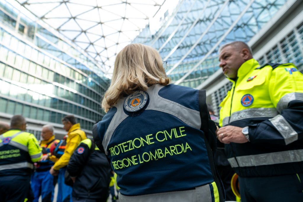 Due operatori di protezione civile a Palazzo Città di Lombardia. Immagine utilizzata per stanziamento 7 milioni
