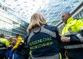 I 7 milioni serviranno a implementare le Colonne mobili, le Sale operative e i Centri polifunzionali di Protezione civile della Lombardia in foto due operatori di protezione civile in piazza Città di Lombardia.