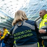 Due operatori di protezione civile a Palazzo Città di Lombardia. Immagine utilizzata per stanziamento 7 milioni