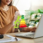 immagine generica di progettista al pc per dare idea degli interventi finanziabili con il bando seed per l'efficientamento energetico degli edifici a cui sono stati assegnati altri 20 milioni da regione