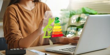 immagine generica di progettista al pc per dare idea degli interventi finanziabili con il bando seed per l'efficientamento energetico degli edifici a cui sono stati assegnati altri 20 milioni da regione