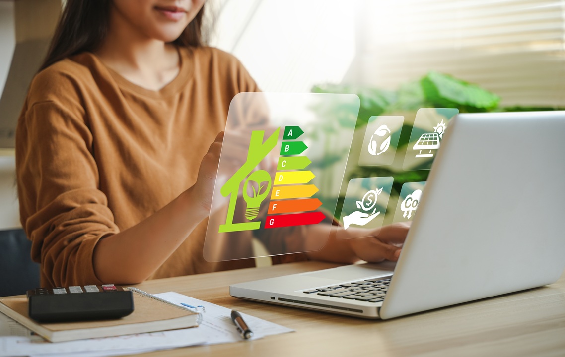immagine generica di progettista al pc per dare idea degli interventi finanziabili con il bando seed per l'efficientamento energetico degli edifici a cui sono stati assegnati altri 20 milioni da regione